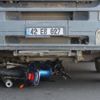 Otomobilin çarptığı motosikletli, beton mikserinin altında can verdi