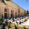 Tarihi Ulu Cami nin avlusunda sosyal mesafeli cuma ...