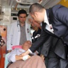 Şehit oğluna ambulansta veda etti Şehit oğluna ambulansta veda etti