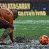 Balçık zemin için futbolculardan özür diledi