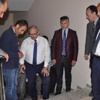 Hastane inşaatındaki işçiliği beğenmeyen vali şantiye şefine fırça attı