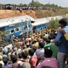 Hindistan'da tren kayaya çarptı: 11 ölü 42 yaralı Hindistan'da tren kayaya çarptı: 11 ölü 42 yaralı