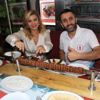 Şarkıcı Zeynep Mansur un kebap keyfi Şarkıcı Zeynep Mansur un kebap keyfi