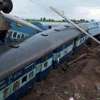 Hindistan'da facia: Tren raydan çıktı