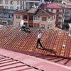 Megafon ile çatıya çıktı, intihar girişiminde bulundu Megafon ile çatıya çıktı, intihar girişiminde bulundu
