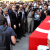 Şehit cenazesine katılan vekillere tepki Şehit cenazesine katılan vekillere tepki