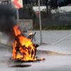 Ceza yazılan ehliyetsiz sürücü motosikleti yaktı Ceza yazılan ehliyetsiz sürücü motosikleti yaktı