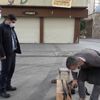Kısıtlamayı duymayan boyacı boş sokakta müşteri bekledi Kısıtlamayı duymayan boyacı boş sokakta müşteri bekledi