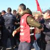 Son dakika… İzmit’te eylem yapan işçilere polis müdahalesi Son dakika… İzmit’te eylem yapan işçilere polis müdahalesi