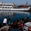 "Turist kafilesi beklerken sığınmacı kafilesi karşıladık"