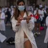 İspanya'da görülmemiş korona protestosu! Sağlık çalışanları soyundu