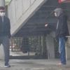 Dilenci çocukların çıplak ayak oyunu kamerada