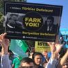 Suriyeli mitinginde şok pankartlar Suriyeli mitinginde şok pankartlar