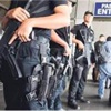 Polise uzun namlulu silahlarla ateş açıldı