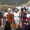 Lastiği patlayan minibüs bariyerlere çarparak devrildi: 14 yaralı Lastiği patlayan minibüs bariyerlere çarparak devrildi: 14 yaralı
