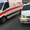 Direksiyon hakimiyeti kaybolan araç ambulansa çarptı