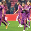 Aslan ‘4’ elle kupaya sarıldı Aslan ‘4’ elle kupaya sarıldı
