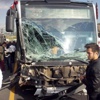 Hız yapan araç metrobüs yoluna girdi