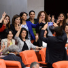 HDP'li kadın vekillerden zafer işaretli dokunulmazlık pozu HDP'li kadın vekillerden zafer işaretli dokunulmazlık pozu