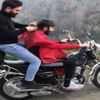 Hareket halindeki motosiklette arkadaşını tıraş etti, o anları sosyal medyadan paylaştı Hareket halindeki motosiklette arkadaşını tıraş etti, o anları sosyal medyadan paylaştı
