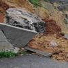 Kozluk'ta heyelan, istinat duvarı yıkıldı