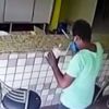 Dezenfektanı kafaya diken adam Dezenfektanı kafaya diken adam