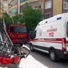 Bayrak asarken itfaiyenin merdiveni devrildi: 2 yaralı
