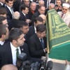 Başbakan Davutoğlu'ndan arkadaşa son görev Başbakan Davutoğlu'ndan arkadaşa son görev