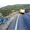 Bursa da 200 metrelik uçuruma yuvarlanan TIR ın sürücüsü ... Bursa da 200 metrelik uçuruma yuvarlanan TIR ın sürücüsü ...