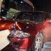 Otomobil bariyerlere saplandı: 3 yaralı