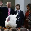 Trump iki hindinin yaşamını bağışladı Trump iki hindinin yaşamını bağışladı