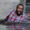 Selde mahsur kalan vatandaş yüzerek kurtuldu