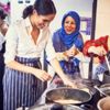 Önlüğü giydi, Müslüman kadınlarla dolma yaptı! Önlüğü giydi, Müslüman kadınlarla dolma yaptı!
