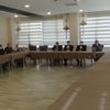 Çocuklarının yolunu gözleyen aileler, kısıtlamaya rağmen nöbetteler