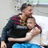 Enes Batur ve oyuncak hayali gerçekleşen lösemili Adnan, yaşama tutunamadı Enes Batur ve oyuncak hayali gerçekleşen lösemili Adnan, yaşama tutunamadı