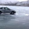 Buz tutan Çıldır gölü üzerinde otomobille drift yapıyorlar Buz tutan Çıldır gölü üzerinde otomobille drift yapıyorlar