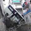 Yolcu minibüsü, iki bina arasındaki boşluğa uçtu: 20 yaralı Yolcu minibüsü, iki bina arasındaki boşluğa uçtu: 20 yaralı