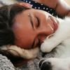 Cama yumruk atmış Cama yumruk atmış