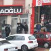 Yağmur altında ucuz et kuyruğu Yağmur altında ucuz et kuyruğu