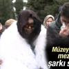 Bülent Ersoy Müzeyyan Senar'ın mezarında şarkı söyledi