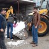 Köye iş makinesiyle kar taşıdılar