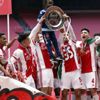 Ajax, şampiyonluk kupasını eritip taraftara dağıttı Ajax, şampiyonluk kupasını eritip taraftara dağıttı