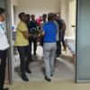 Parkta oynarken başına bisiklet gidonu saplandı Parkta oynarken başına bisiklet gidonu saplandı