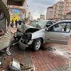 Kalp krizi geçiren sürücünün aracı iş yerine daldı