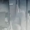 Hırsızlık şüphelisinin kaçarken düştüğü anlar kameraya yansıdı Hırsızlık şüphelisinin kaçarken düştüğü anlar kameraya yansıdı