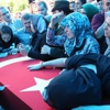 Şehidin ablası, ağlayan askerin gözyaşlarını sildi