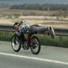 Motosiklet sürücüsünden tehlikeli hareketler Motosiklet sürücüsünden tehlikeli hareketler