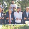 Selçuk, Metin Oktay’ın kabri başında Selçuk, Metin Oktay’ın kabri başında