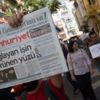 Cumhuriyet davasına destek için gazete dağıttılar