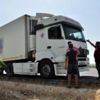 Serinlemek için suya giren kamyoncular soyuldu